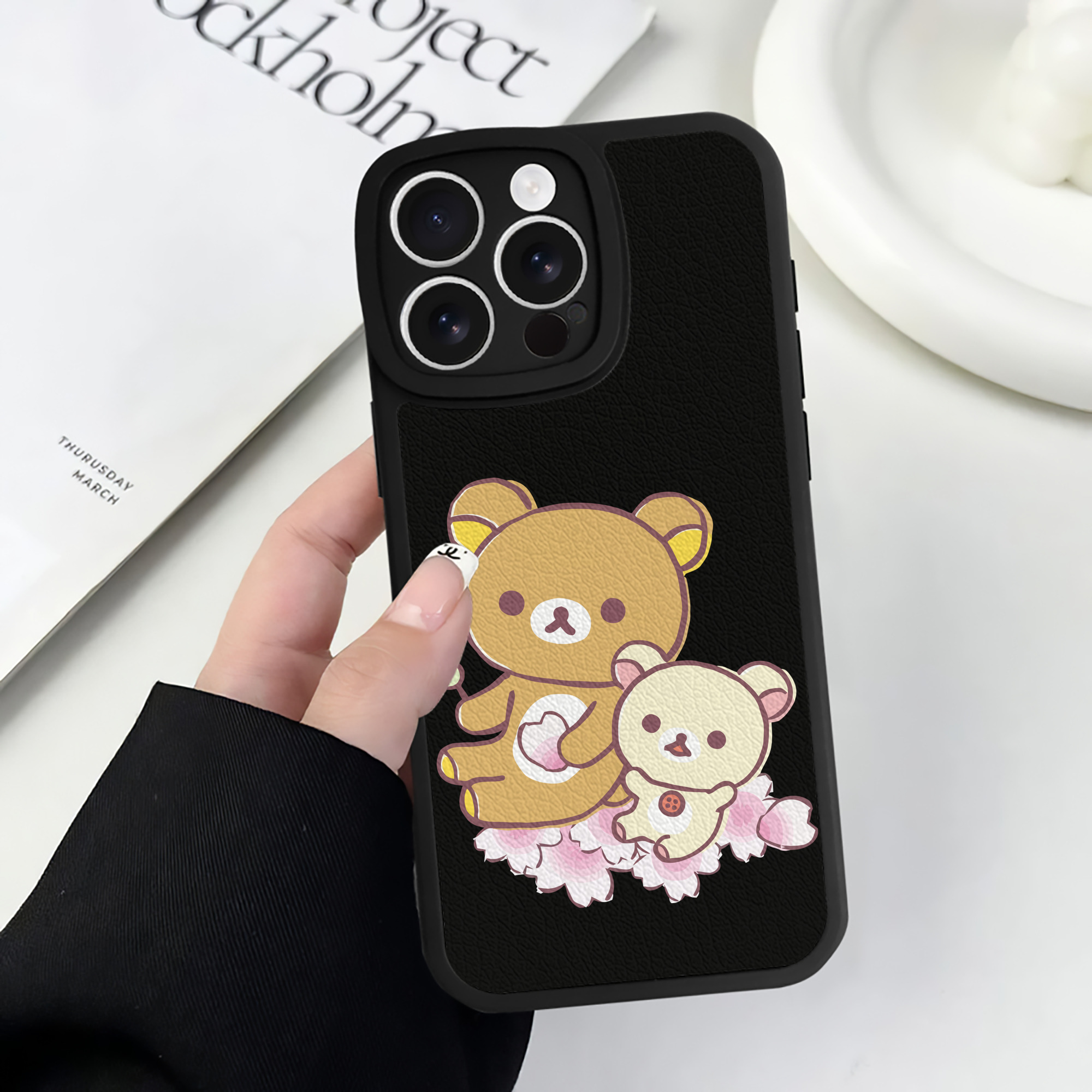 （画像用） リラックマ リラックマ キイロイトリ Rilakkuma Korilakkuma Kiiroitori 【iPhone 16シリーズ対応】シリコンスマホケース（レザー調） 材質：シリコン